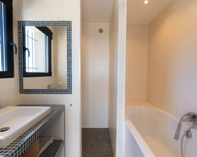 Exclusive listing, Tarco, Sea view, Villa, 8 bedrooms, heated swimming pool, fitness room, close to the beach