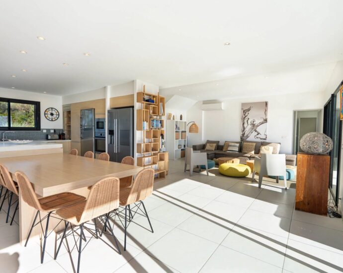 Exclusive listing, Tarco, Sea view, Villa, 8 bedrooms, heated swimming pool, fitness room, close to the beach