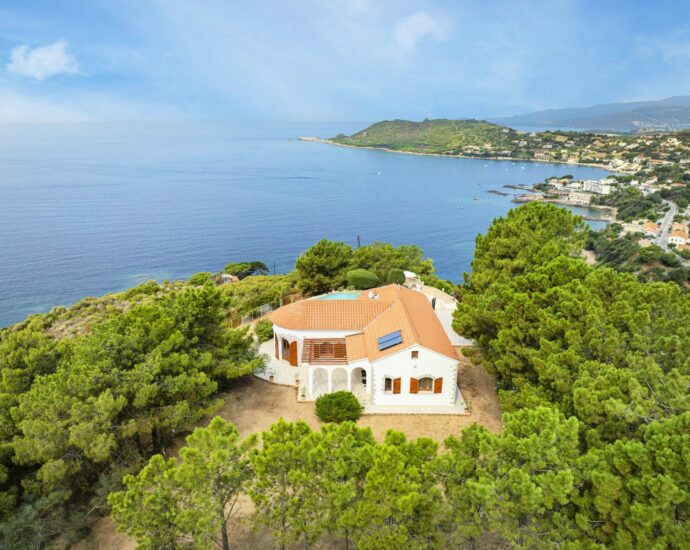Nord d’Ajaccio, San Andréa D&rsquo;Orcini, Villa 4 chambres, piscine à débordement, vue mer panoramique, plage à pied