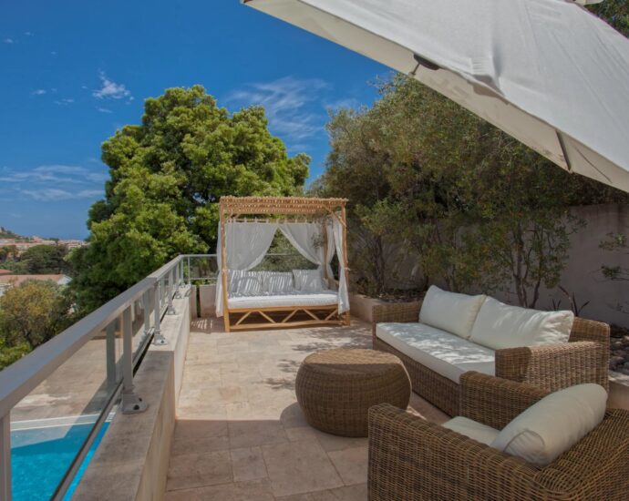 Calvi, Villa 4 chambres, vue mer, piscine chauffée, plage à pied.