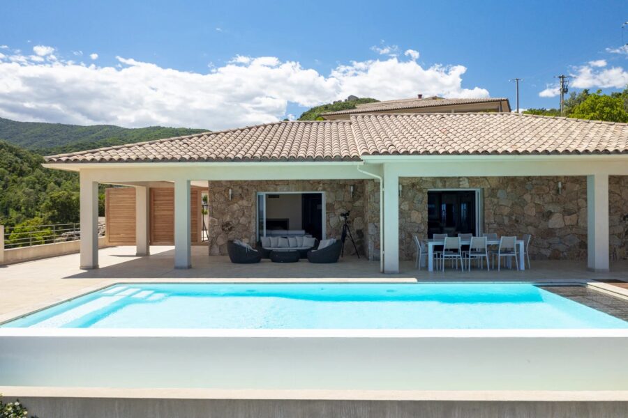 Solenzara, Villa 4 Chambres, 2 appartements indépendants, Piscine, Vue mer et montagne panoramique, proche plage