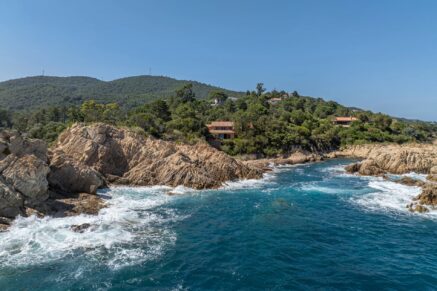 Plage de Canella, Sari-solenzara, pied dans l&rsquo;eau, accès privé plage.