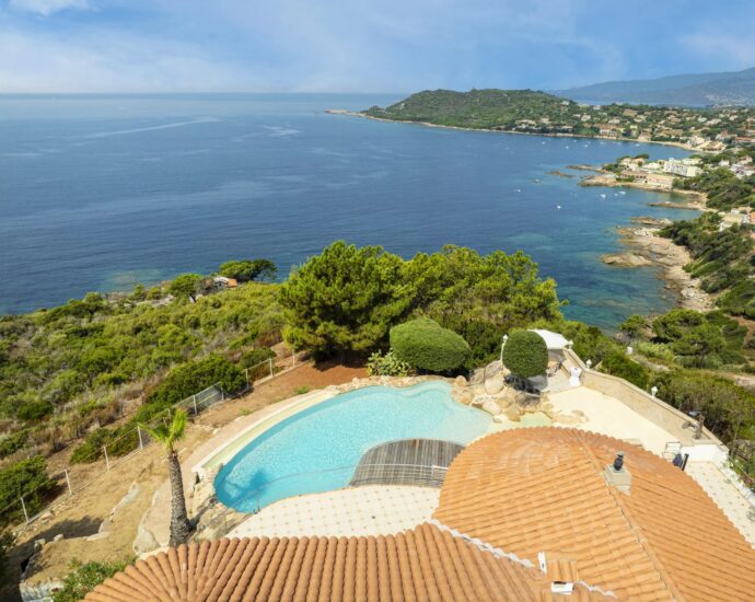 Nord d’Ajaccio, San Andréa D&rsquo;Orcini, Villa 4 chambres, piscine à débordement, vue mer panoramique, plage à pied