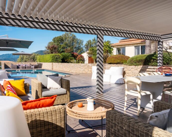 Exclusivité, Ajaccio, Villa 4 chambres, piscine chauffée, pool house, aperçu mer, proche plage