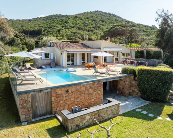 Proche Porticcio, Villa pied dans l’eau à Ruppione, 5 chambres, piscine chauffée et vue imprenable sur la mer