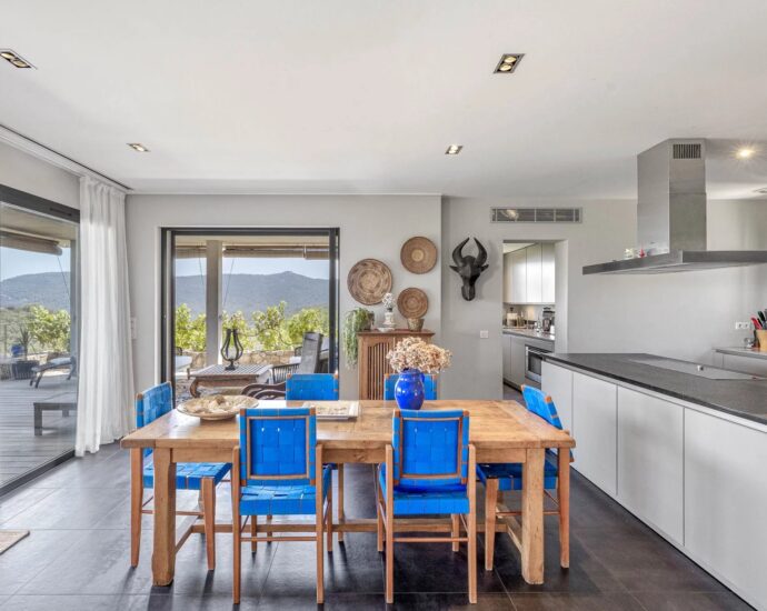 Pinarello, architect-designed villa, 5 bedrooms, sea view, pool, private estate, near beach