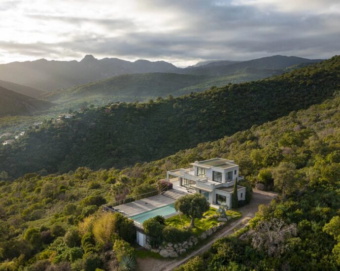 Exclusive listing, Tarco, Sea view, Villa, 8 bedrooms, heated swimming pool, fitness room, close to the beach