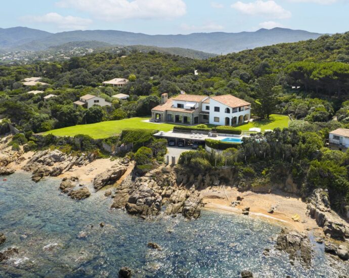 Porticcio, Presqu’île d’Isolella, Villa pieds dans l&rsquo;eau, 7 chambres, piscine, plage à pied, vue mer panoramique