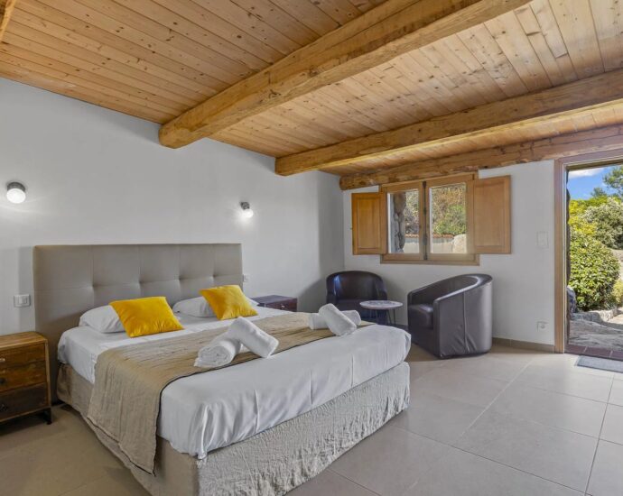 Porto-Vecchio, Golfo di Sogno,  Sea and mountain view villa with 4 bedrooms, heated pool, close to the beaches