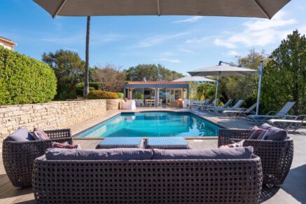Exclusivité, Ajaccio, Villa 4 chambres, piscine chauffée, pool house, aperçu mer, proche plage