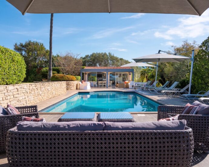 Exclusivité, Ajaccio, Villa 4 chambres, piscine chauffée, pool house, aperçu mer, proche plage