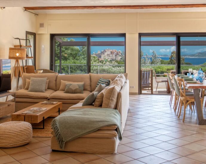 Calvi, Villa 4 chambres, vue mer, piscine chauffée, plage à pied.