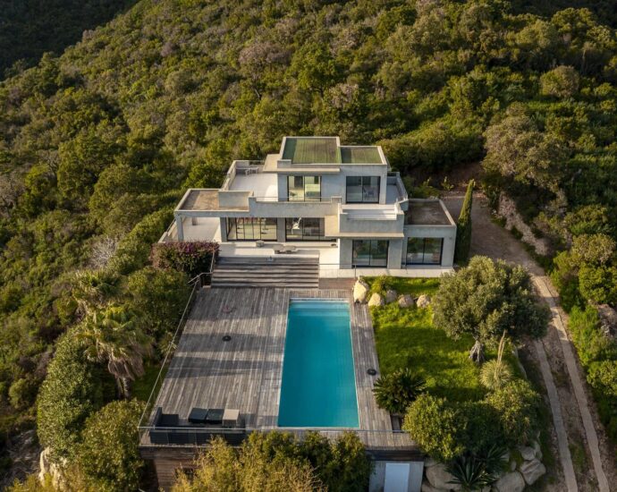 Exclusive listing, Tarco, Sea view, Villa, 8 bedrooms, heated swimming pool, fitness room, close to the beach