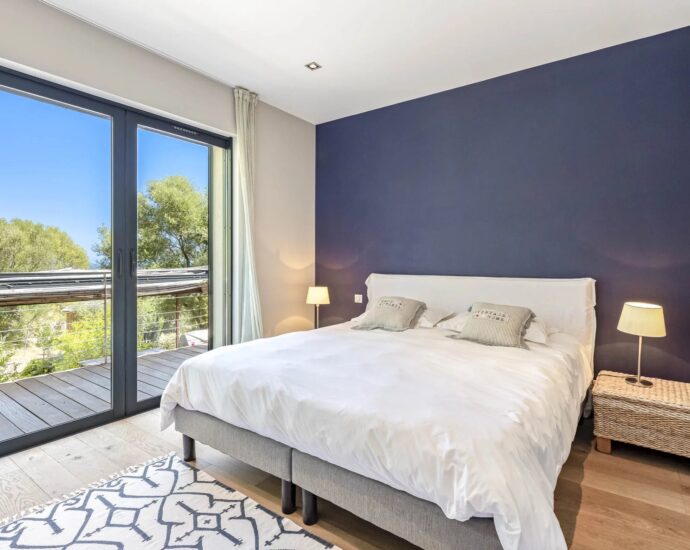 Pinarello, architect-designed villa, 5 bedrooms, sea view, pool, private estate, near beach