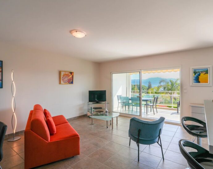 Exclusivité, Ajaccio, Route des Sanguinaires, Appartement vue mer, 3 chambres, plage à pied