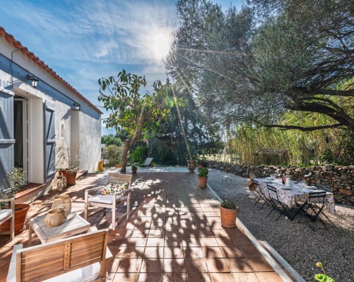 Lumio, Single Story Villa, 4 Bedrooms, Annex, Pool, Mountain Views, Beach within Walking Distance