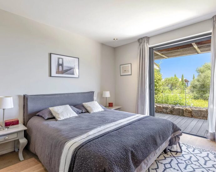 Pinarello, architect-designed villa, 5 bedrooms, sea view, pool, private estate, near beach