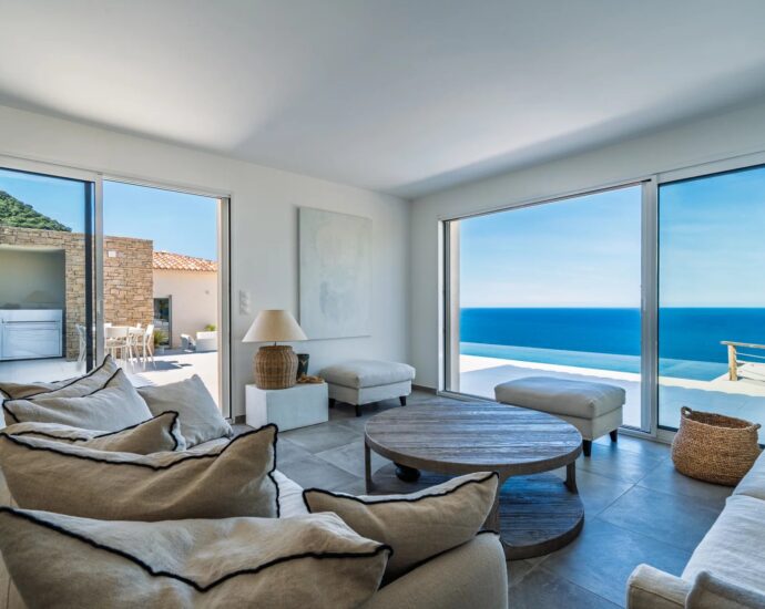 Corbara , 4-Bedroom Villa with Infinity Pool, Stunning Sea Views, Close to the Beach