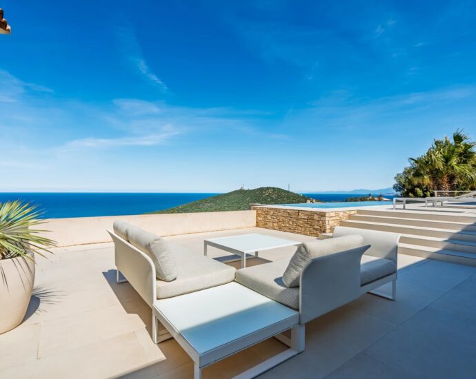 Corbara , 4-Bedroom Villa with Infinity Pool, Stunning Sea Views, Close to the Beach