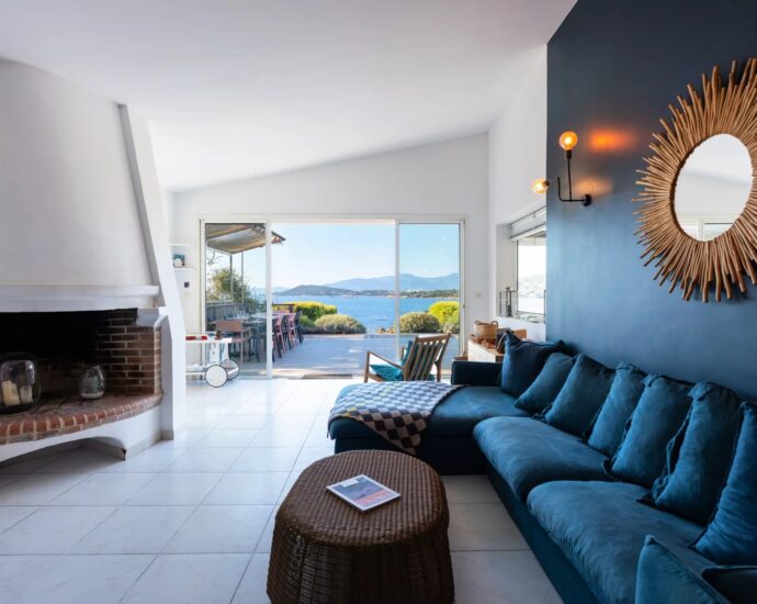 Proche Porticcio, Villa pied dans l’eau à Ruppione, 5 chambres, piscine chauffée et vue imprenable sur la mer