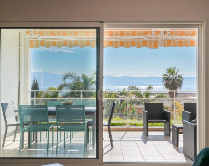 Exclusivité, Ajaccio, Route des Sanguinaires, Appartement vue mer, 3 chambres, plage à pied