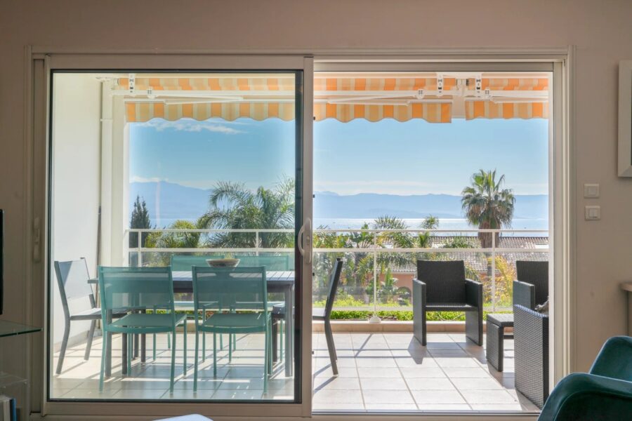 Exclusivité, Ajaccio, Route des Sanguinaires, Appartement vue mer, 3 chambres, plage à pied