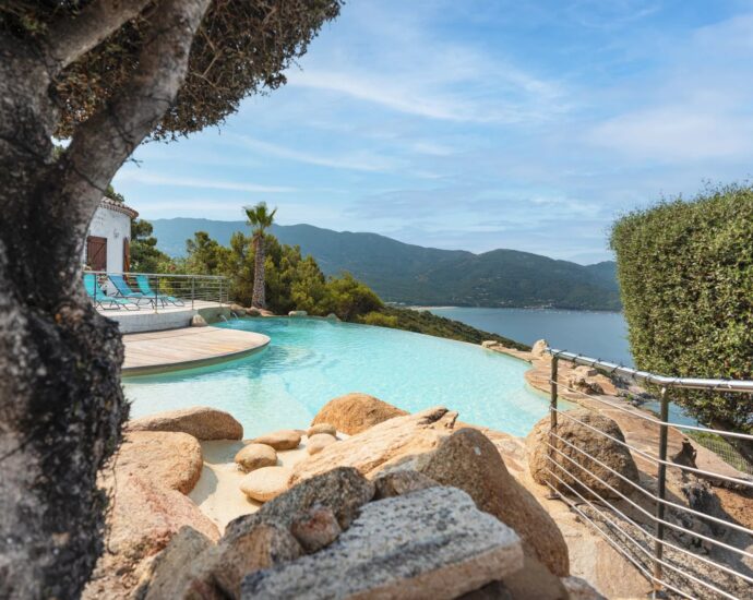 Nord d’Ajaccio, San Andréa D&rsquo;Orcini, Villa 4 chambres, piscine à débordement, vue mer panoramique, plage à pied