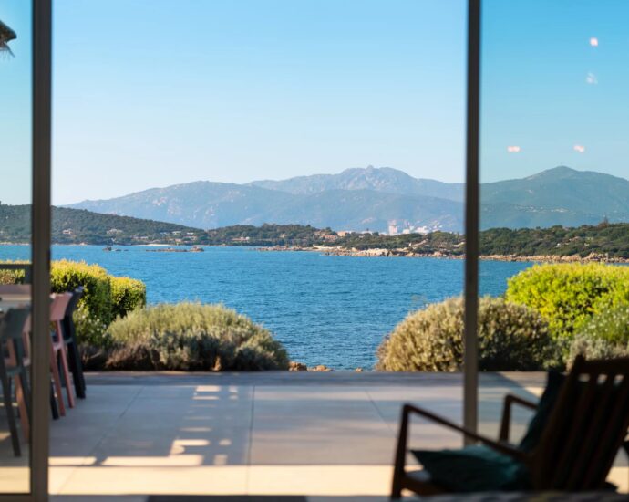 Proche Porticcio, Villa pied dans l’eau à Ruppione, 5 chambres, piscine chauffée et vue imprenable sur la mer