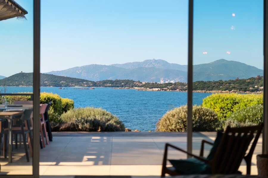Proche Porticcio, Villa pied dans l’eau à Ruppione, 5 chambres, piscine chauffée et vue imprenable sur la mer