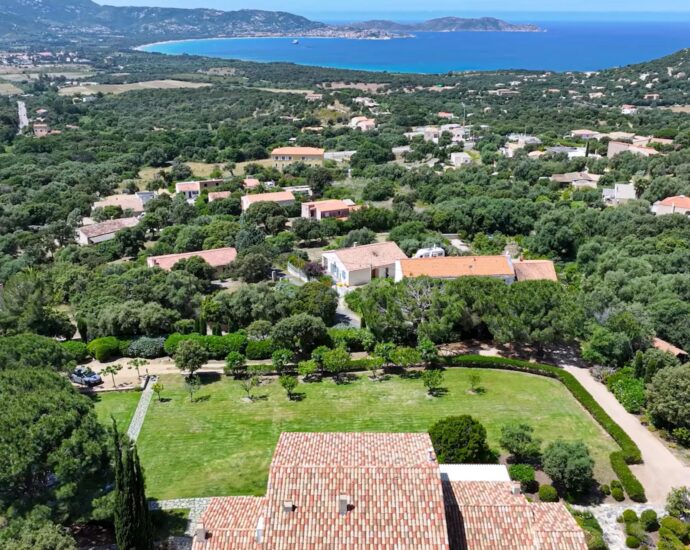 Lumio, villa 7 chambres, piscine, vue mer panoramique, proche plage