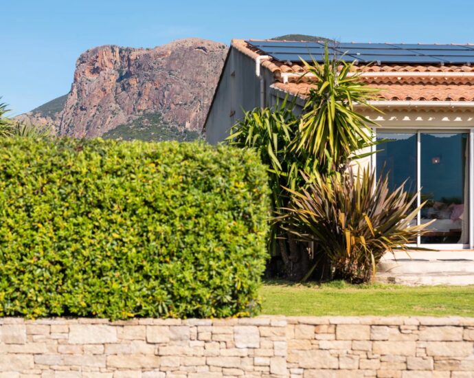 Exclusivité, Ajaccio, Villa 4 chambres, piscine chauffée, pool house, aperçu mer, proche plage