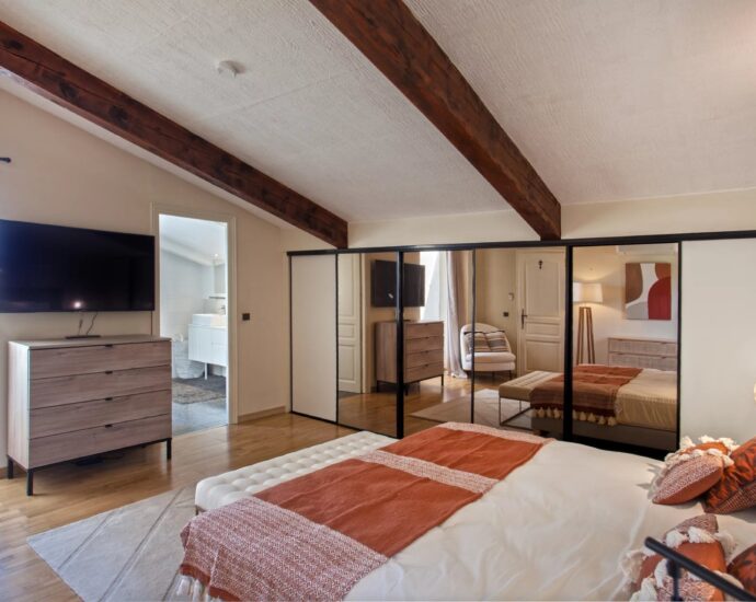 Calvi, Villa 4 chambres, vue mer, piscine chauffée, plage à pied.