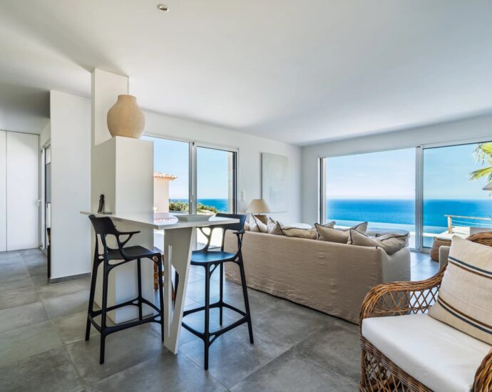 Corbara , 4-Bedroom Villa with Infinity Pool, Stunning Sea Views, Close to the Beach