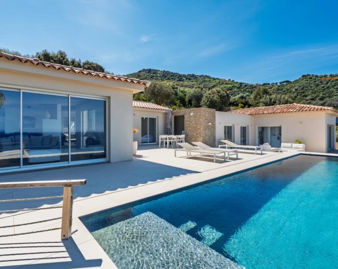 Corbara , 4-Bedroom Villa with Infinity Pool, Stunning Sea Views, Close to the Beach
