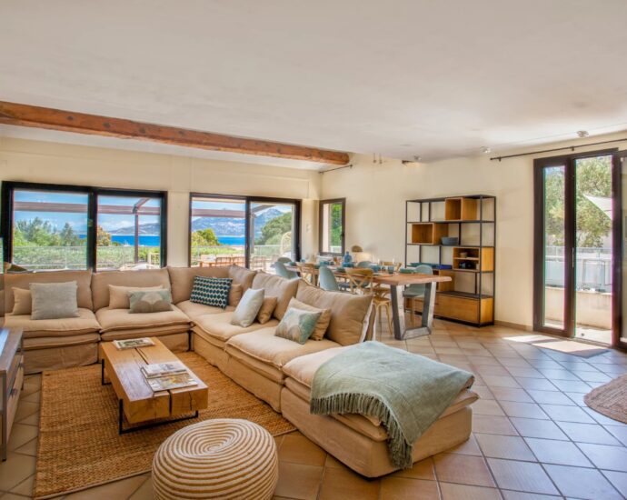 Calvi, Villa 4 chambres, vue mer, piscine chauffée, plage à pied.