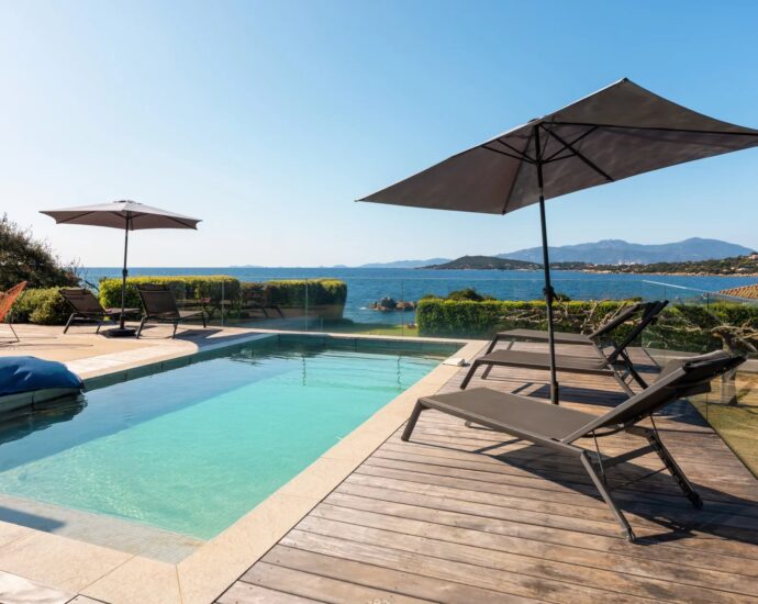 Proche Porticcio, Villa pied dans l’eau à Ruppione, 5 chambres, piscine chauffée et vue imprenable sur la mer