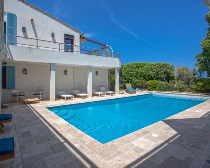 Calvi, Villa 4 chambres, vue mer, piscine chauffée, plage à pied.