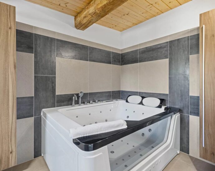 Porto-Vecchio, Golfo di Sogno,  Sea and mountain view villa with 4 bedrooms, heated pool, close to the beaches