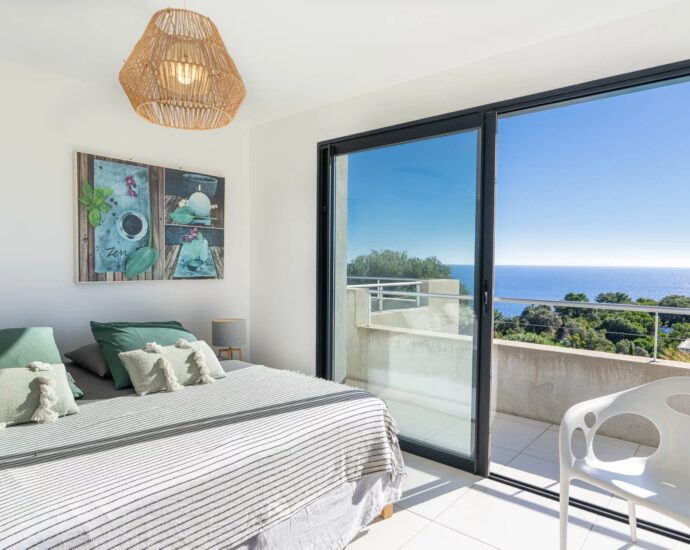 Exclusive listing, Tarco, Sea view, Villa, 8 bedrooms, heated swimming pool, fitness room, close to the beach