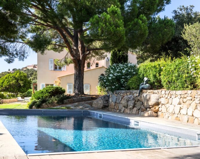 Lumio, villa 7 chambres, piscine, vue mer panoramique, proche plage