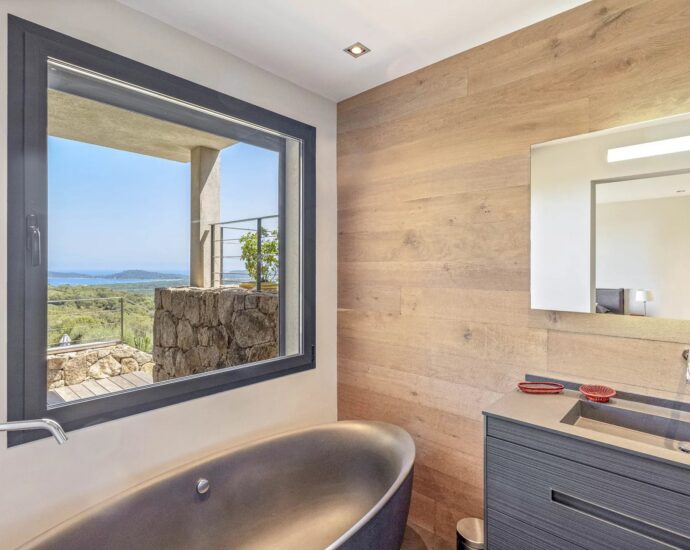 Pinarello, architect-designed villa, 5 bedrooms, sea view, pool, private estate, near beach