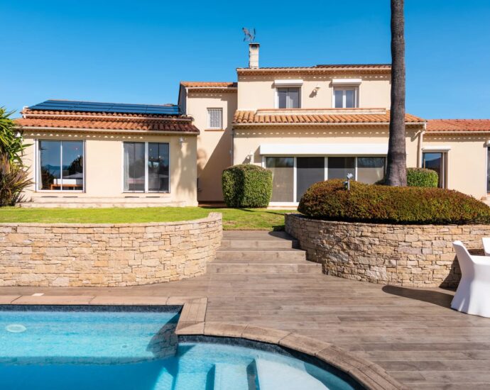 Exclusivité, Ajaccio, Villa 4 chambres, piscine chauffée, pool house, aperçu mer, proche plage
