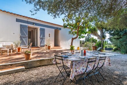 Lumio, Single Story Villa, 4 Bedrooms, Annex, Pool, Mountain Views, Beach within Walking Distance