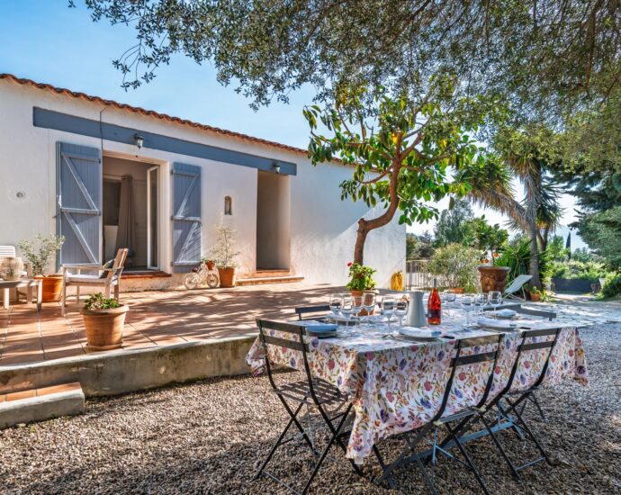 Lumio, Single Story Villa, 4 Bedrooms, Annex, Pool, Mountain Views, Beach within Walking Distance