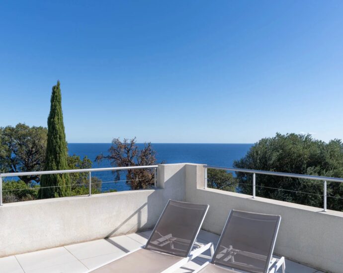 Exclusive listing, Tarco, Sea view, Villa, 8 bedrooms, heated swimming pool, fitness room, close to the beach