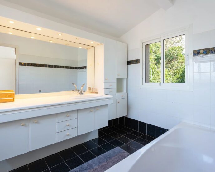 Proche Porticcio, Villa pied dans l’eau à Ruppione, 5 chambres, piscine chauffée et vue imprenable sur la mer