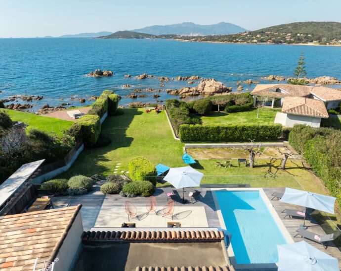 Proche Porticcio, Villa pied dans l’eau à Ruppione, 5 chambres, piscine chauffée et vue imprenable sur la mer