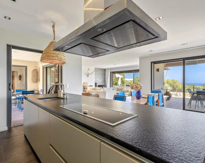 Pinarello, architect-designed villa, 5 bedrooms, sea view, pool, private estate, near beach