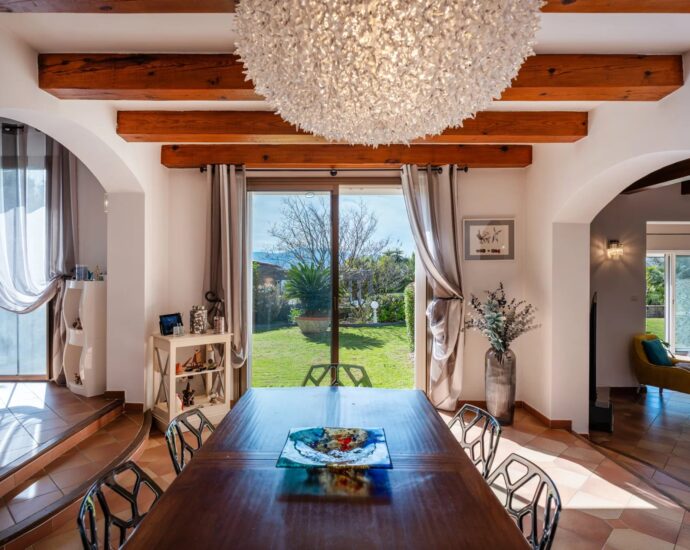 Exclusivité, Ajaccio, Villa 4 chambres, piscine chauffée, pool house, aperçu mer, proche plage