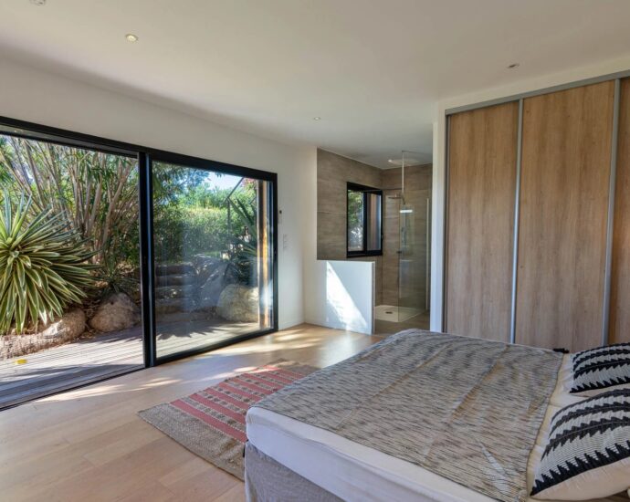 Exclusive listing, Tarco, Sea view, Villa, 8 bedrooms, heated swimming pool, fitness room, close to the beach